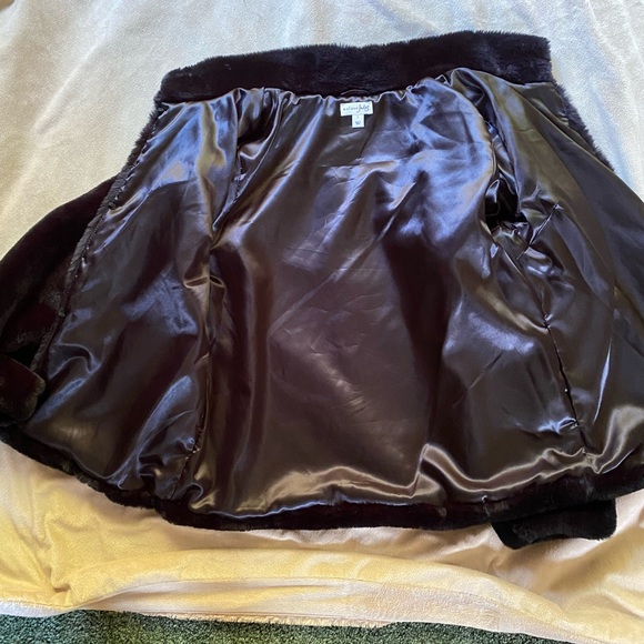 ๐ฅSEXY, soft๐FAUX FUR JACKET. 5 hook and eye closures. Like new. - Picture 4 of 8